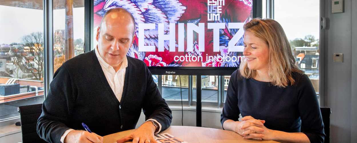 Dennis Nothdruft, Head of Exhibitions van het Fashion and Textile Museum London en Femke Haijtema, Directeur Tentoonstellingen en Publiekszaken van het Fries Museum tekenen de intentieverklaring voor Chintz: Cotton in Bloom. Foto: Ruben van Vliet