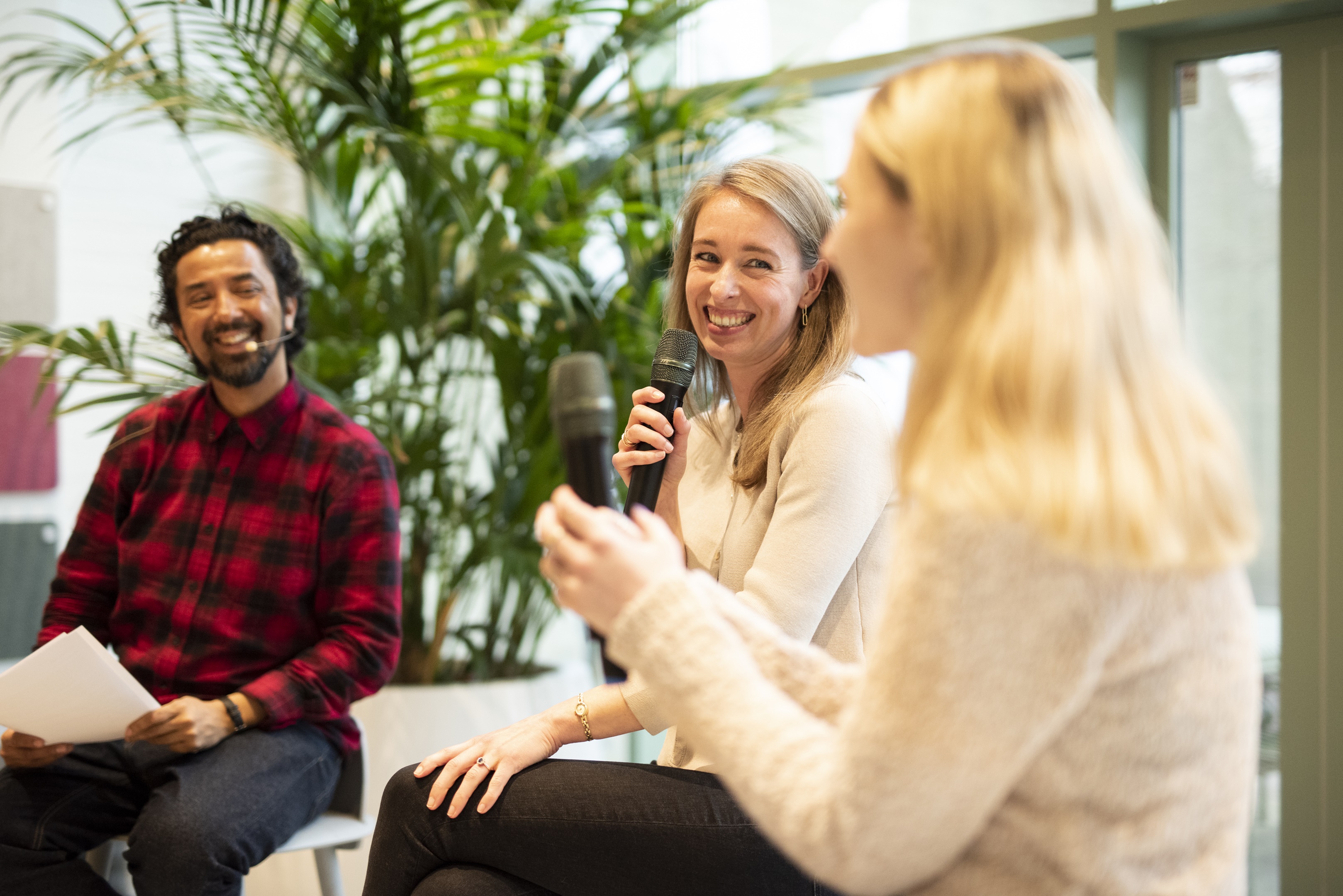 Jörgen Tjon A Fong, conservator Eline van den Berg met Senna van Dam. Foto door David Vroom