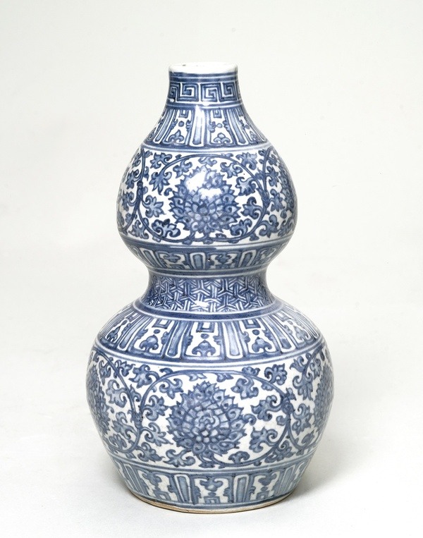 Double gourd bottle with lotus flowers and ruyi, China, Jingdezhen, ca. 1500-1520, Porcelain, 28.8 cm, d. 11 cm