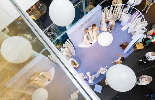 Fashionstudenten van drie noordelijke mbo-opleidingen upcycleden ruim veertig trouwjurken. Fashionstudenten van drie noordelijke mbo-opleidingen upcycleden ruim veertig trouwjurken.