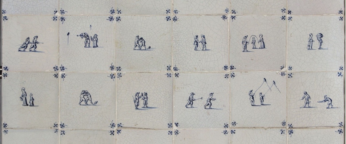Tegelveld met decor van kinderspelen, Harlingen, 1750 – 1800, aardewerk, Keramiekmuseum Princessehof (bruikleen Ottema-Kingma Stichting) . Klik op de afbeelding om te vergroten.​