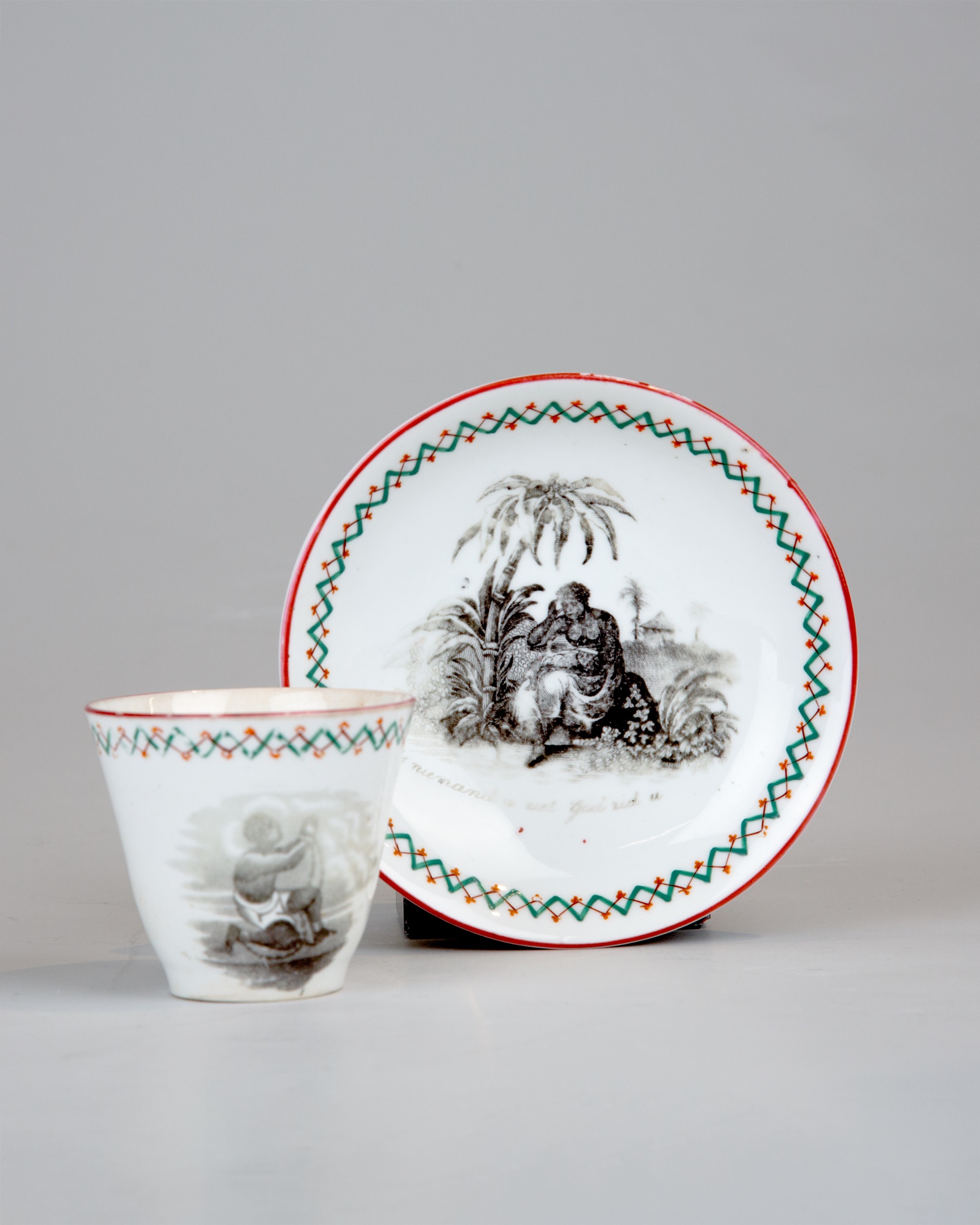Anti-slavernij serviesgoed: kop en schotels worden verkocht om mensen in slavernij vrij te kopen. Engeland, circa 1853-1863, aardewerk (creamware). Keramiekmuseum Princessehof.