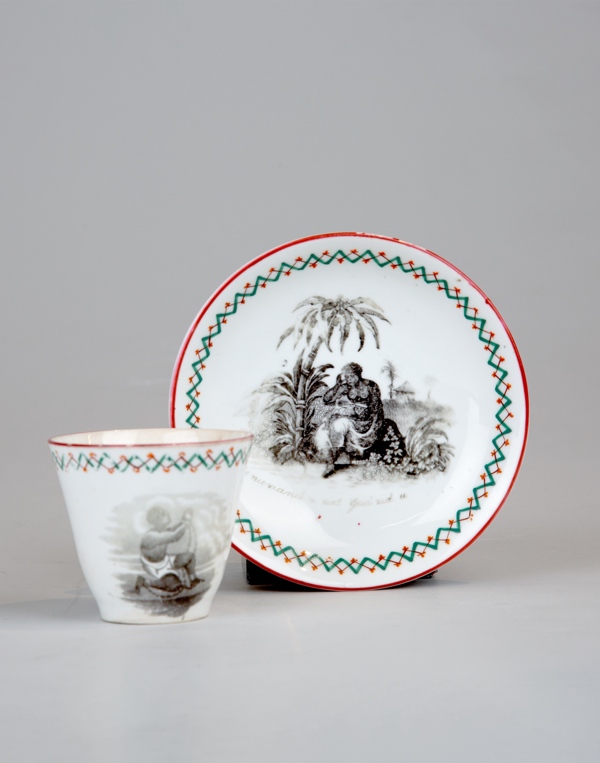Anti-slavernij serviesgoed: kop en schotels worden verkocht om mensen in slavernij vrij te kopen. Engeland, circa 1853-1863, aardewerk (creamware). Keramiekmuseum Princessehof. Anti-slavernij serviesgoed: kop en schotels worden verkocht om mensen in slavernij vrij te kopen. Engeland, circa 1853-1863, aardewerk (creamware). Keramiekmuseum Princessehof.