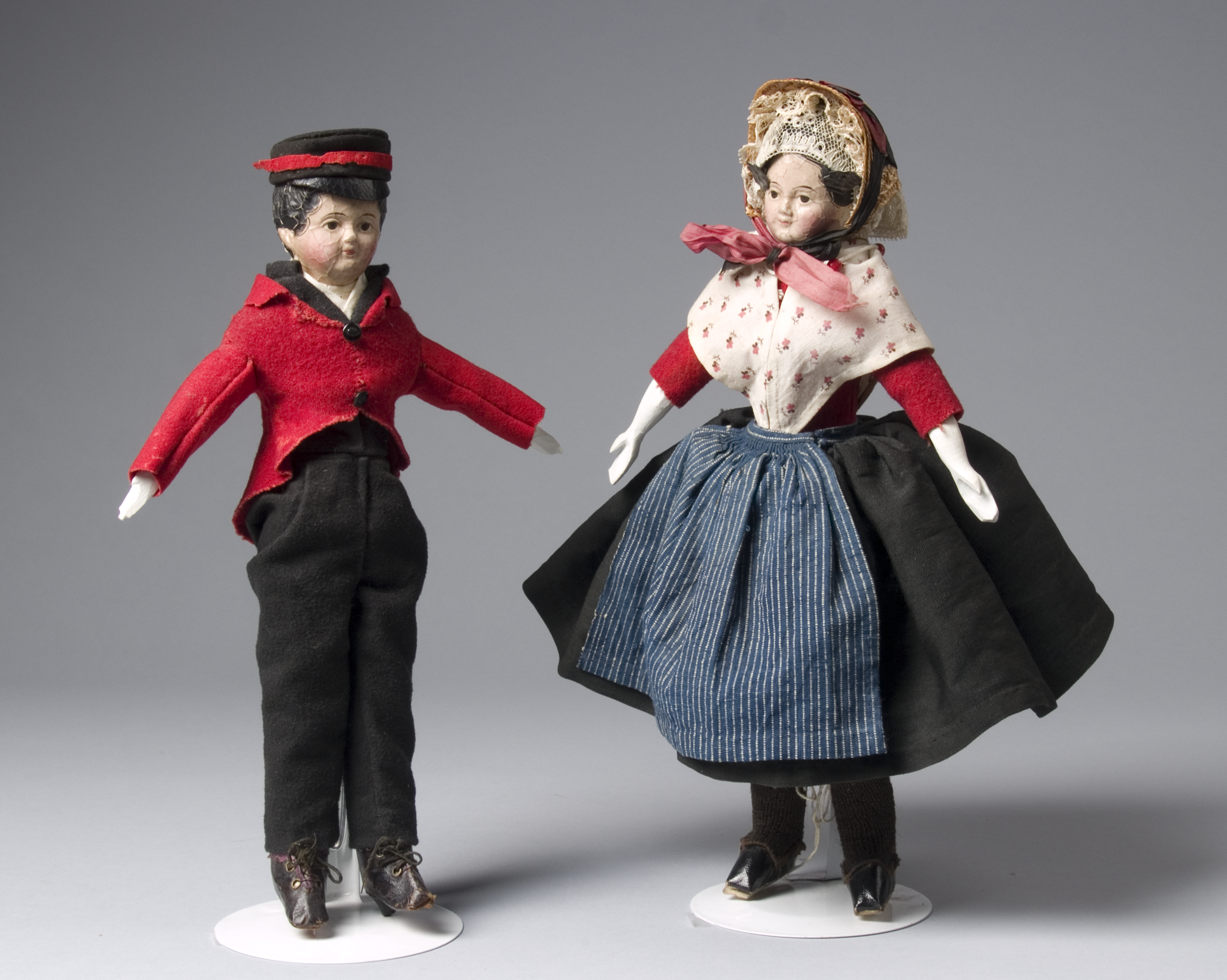 Jongens- en meisjespop gekleed in de dracht van het Leeuwarder Old Burger Weeshuis, circa 1880, collectie Fries Museum.