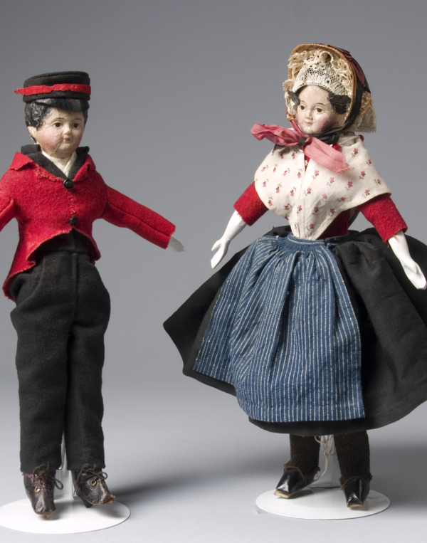 Jongens- en meisjespop gekleed in de dracht van het Leeuwarder Old Burger Weeshuis, circa 1880, collectie Fries Museum.
