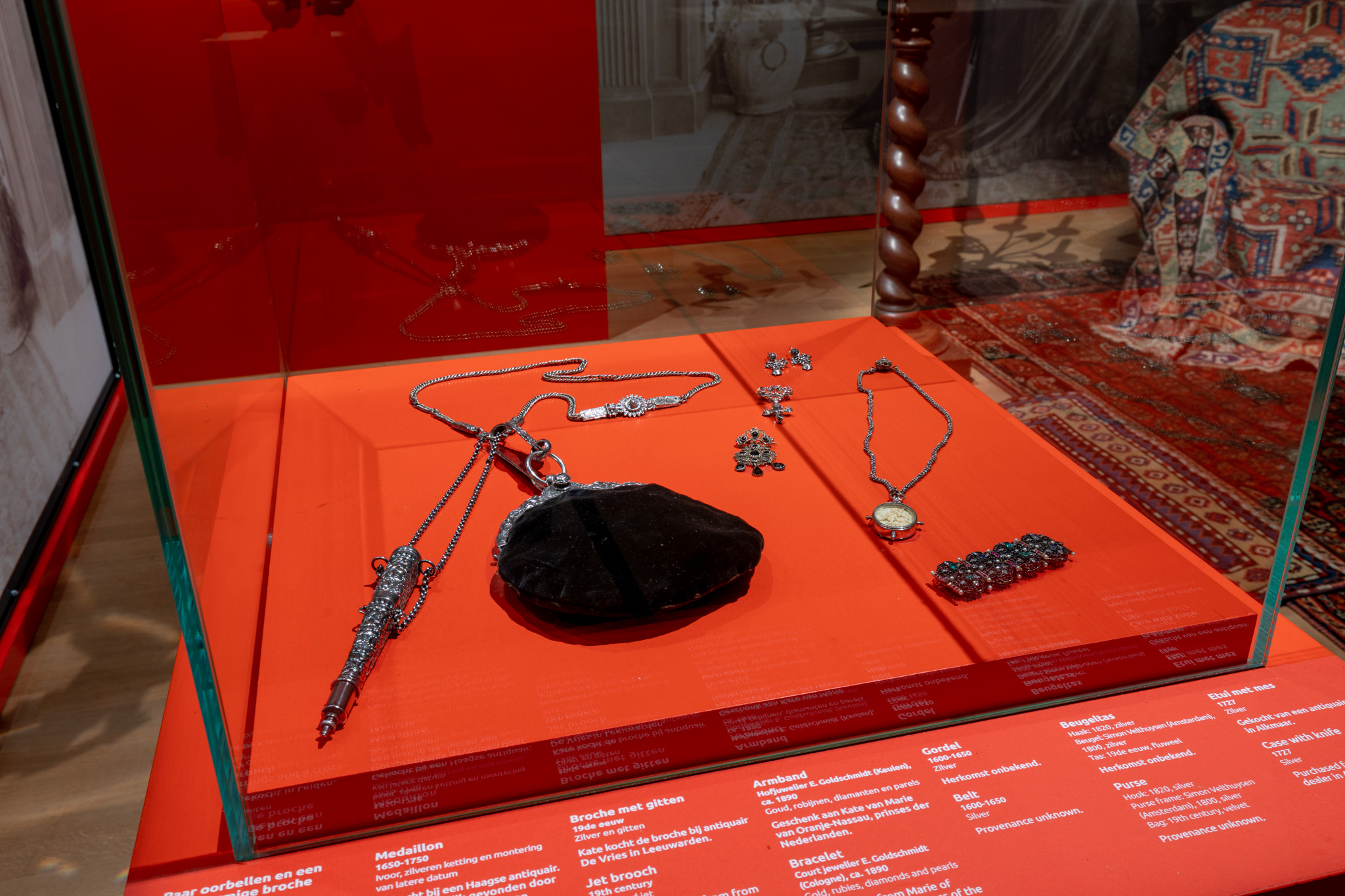 Afb. 2. Beugeltas en sieraden die Kate draagt op afbeelding 1, te zien in tentoonstelling Christoffel & Kate Bisschop – Verlange