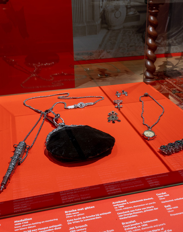 Afb. 2. Beugeltas en sieraden die Kate draagt op afbeelding 1, te zien in tentoonstelling Christoffel & Kate Bisschop – Verlange Afb. 2. Beugeltas en sieraden die Kate draagt op afbeelding 1, te zien in tentoonstelling Christoffel & Kate Bisschop – Verlange