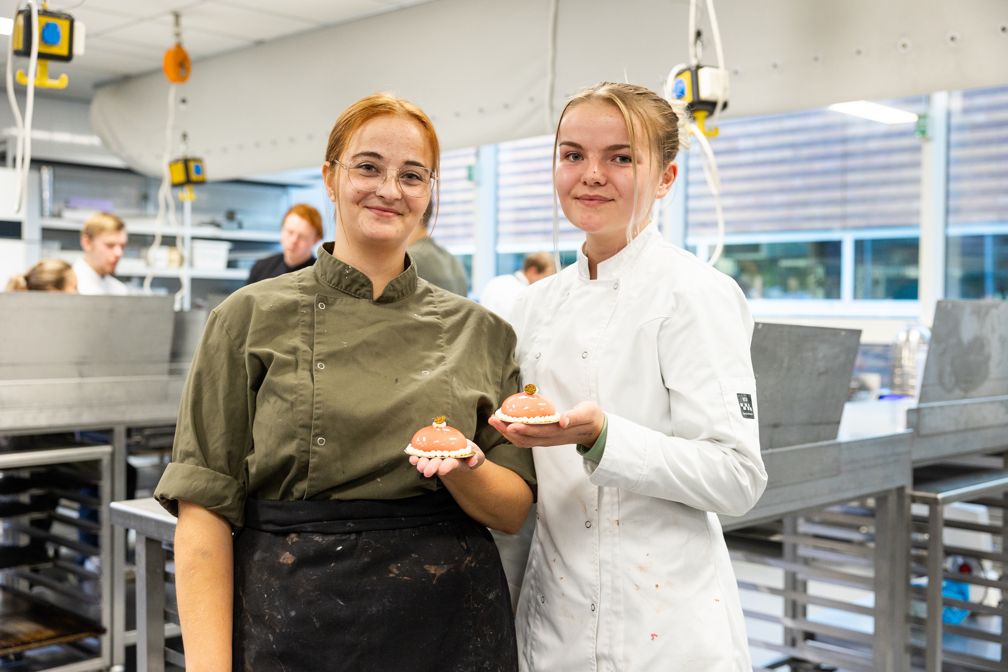 Studenten met hun taartje Geeta, foto: Aron Weidenaar