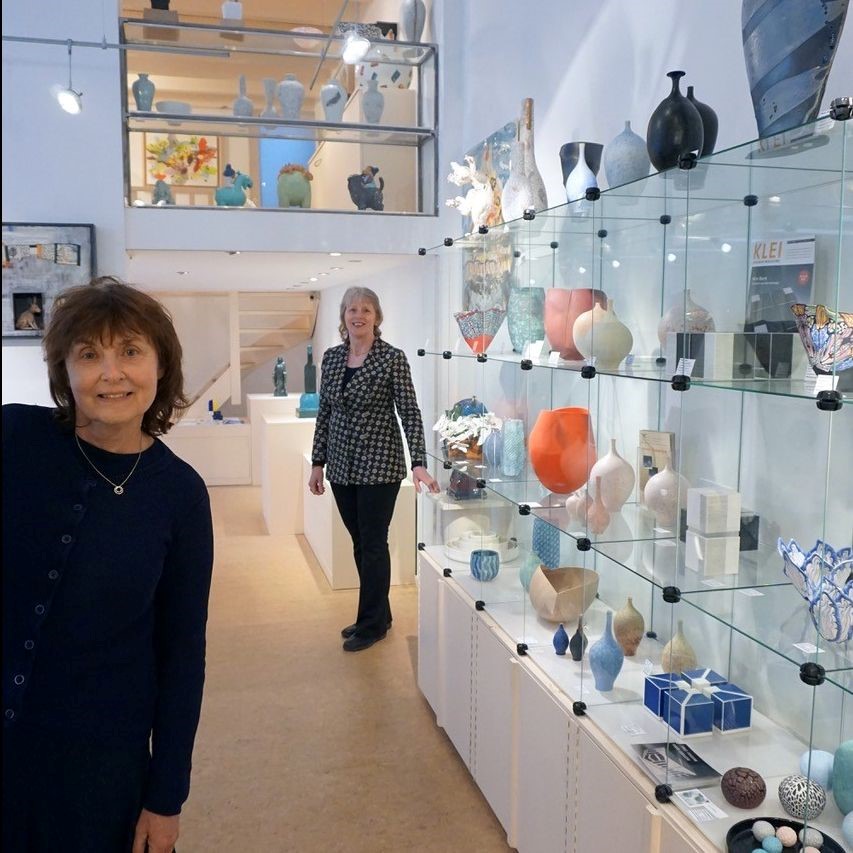 Interieur van Galerie Terra in Delft met links Simone Haak en rechts Joke Doedens.