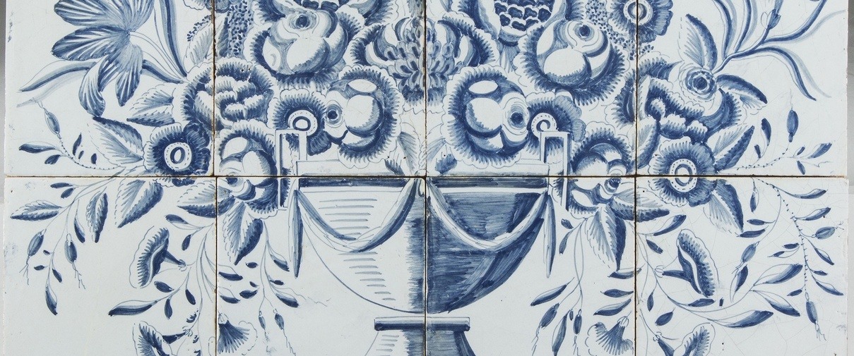 Tegeltableau met decor van een bloempot, Makkum, 1785 – 1800, aardewerk, Keramiekmuseum Princessehof (bruikleen Ottema-Kingma Stichting) . Klik op de afbeelding om te vergroten.​