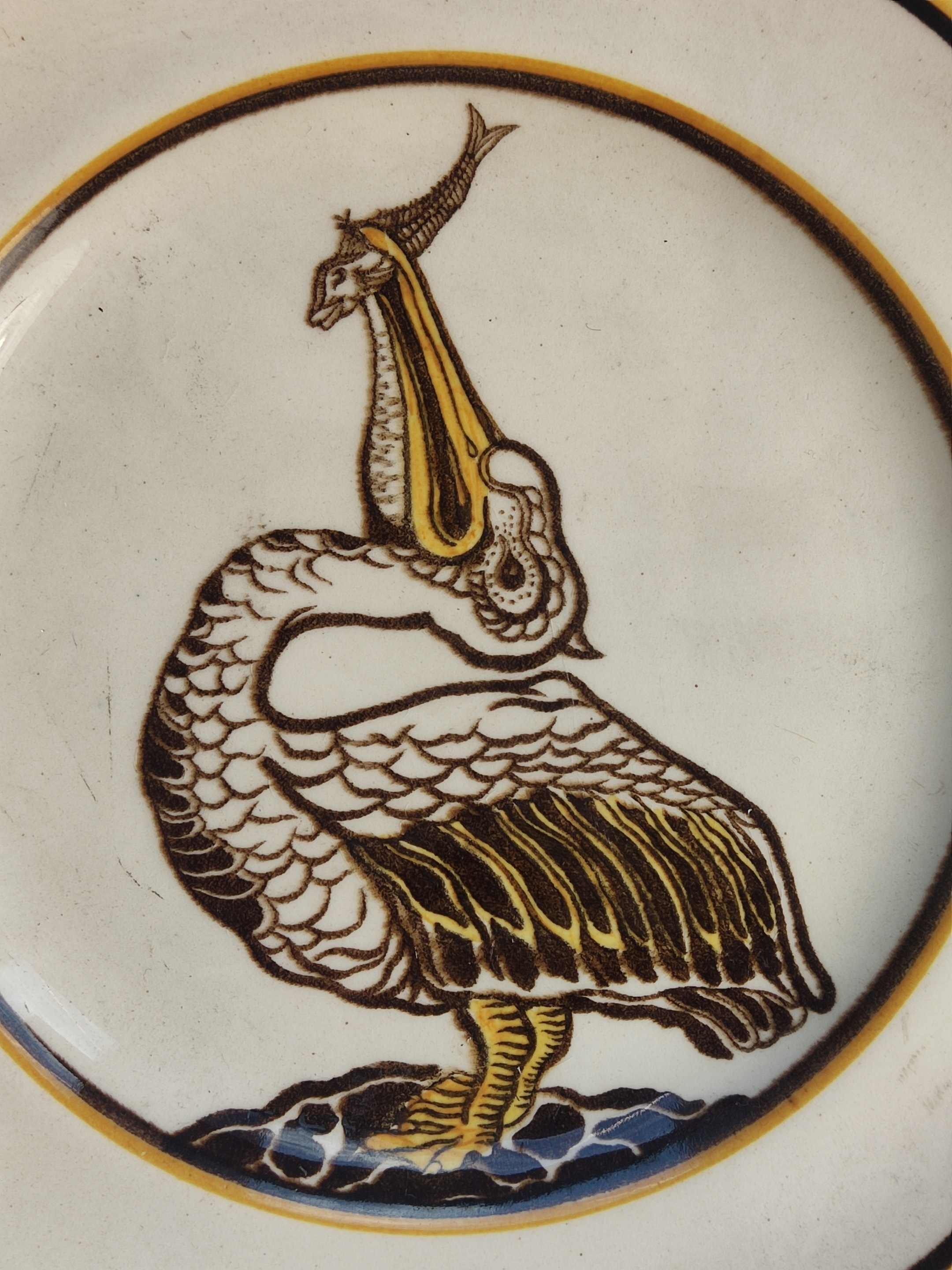 GMP 1982-054, bord met decor van pelikaan. Petrus Regout (fabriek) en Willem Rozendaal (ontwerp), circa 1926