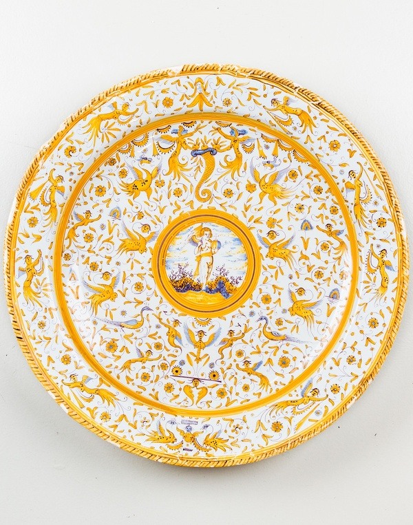 Siroopkan met floraal decor naar italiaans voorbeeld en opschrift, Nederland, 1580 – 1620, aardewerk, Keramiekmuseum Princessehof (bruikleen Ottema-Kingma Stichting) . Klik op de afbeelding om te vergroten.