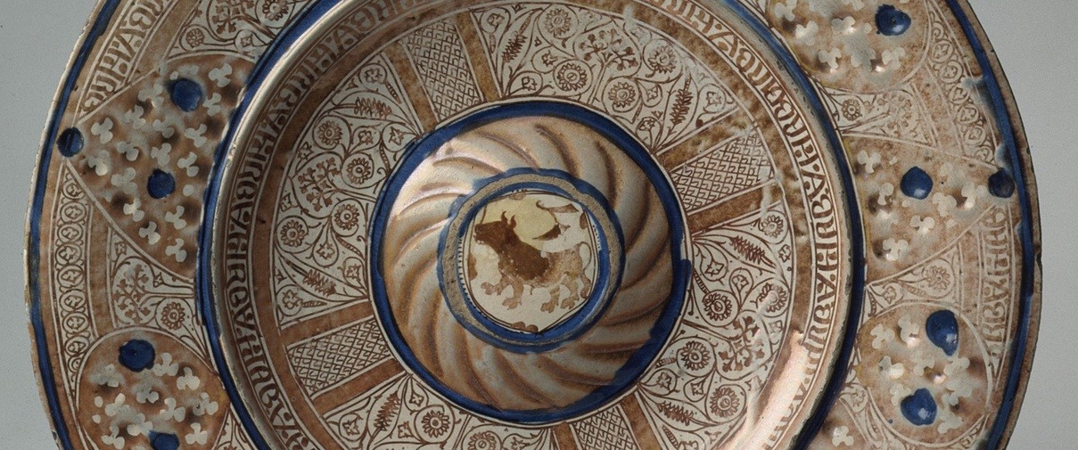 Schotel met ornamentdecor, Spanje, Manises, 1475 – 1525, aardewerk, Keramiekmuseum Princessehof (bruikleen Ottema-Kingma Stichting) . Klik op de afbeelding om te vergroten.