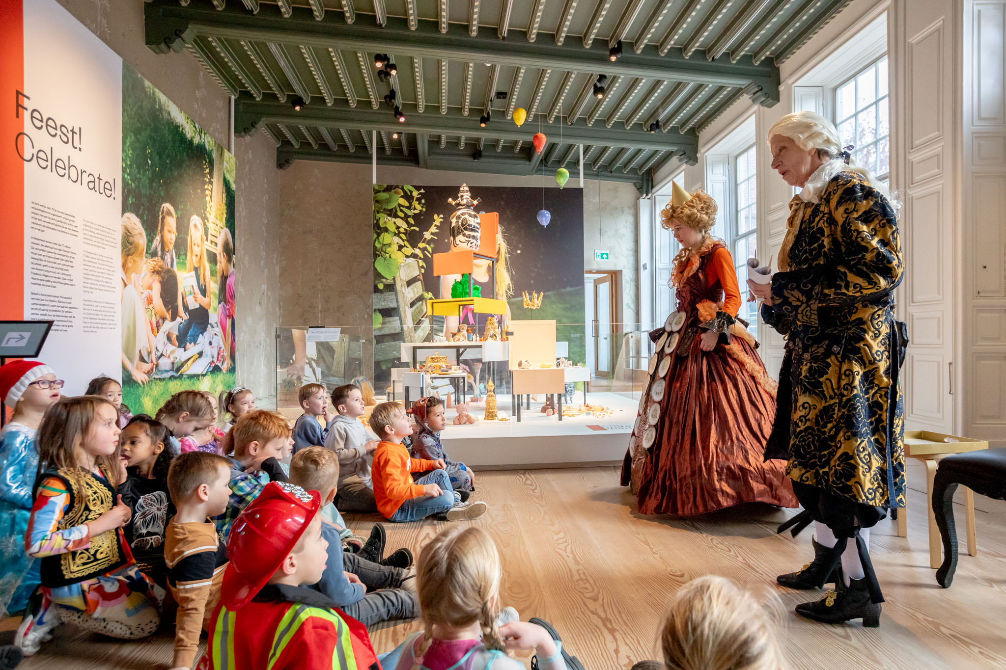 Duizenden kleuters op bezoek bij prinses Marijke en de Koreaanse prinses Kim (in traditioneel hanbok kostuum) voor hun onderwijs