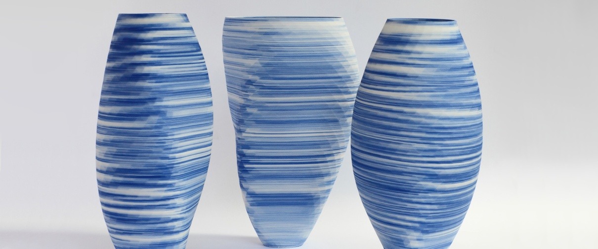 Drie blauw-wit 3d geprinte vazen, Olivier van Herpt, 2018, porselein | collectie Keramiekmuseum Princessehof (verworven met steun van het Mondriaan Fonds)