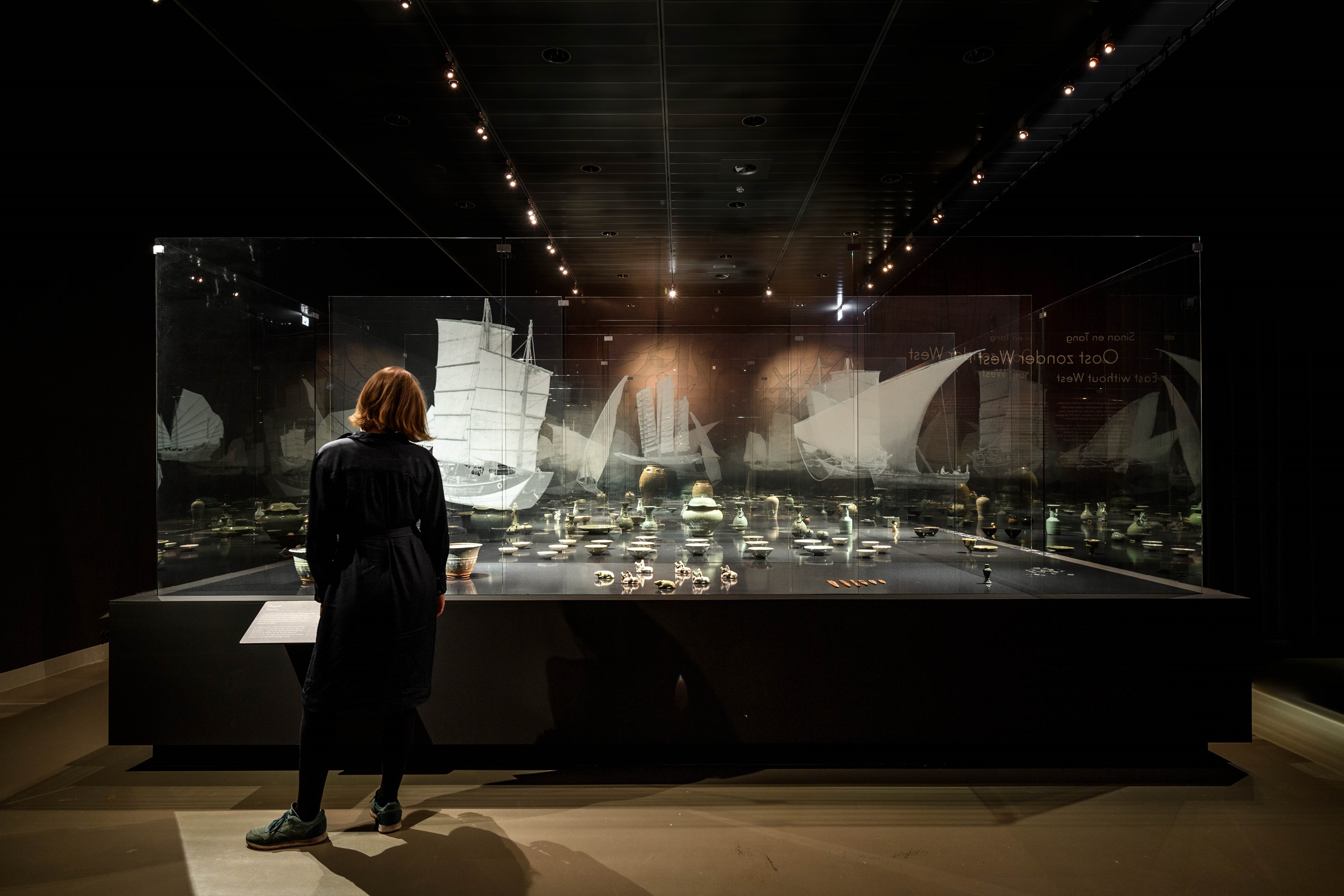 Een bezoeker in Gezonken Schatten. Foto Mike Bink.