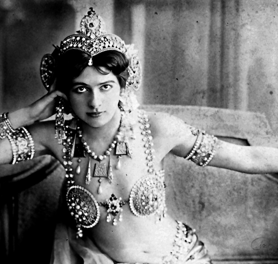 Mata Hari, zwartwit foto, 1906, Collectie Fries Museum, Leeuwarden Mata Hari, zwartwit foto, 1906, Collectie Fries Museum, Leeuwarden