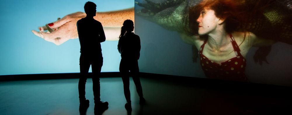 toeschouwers bij afbeelding