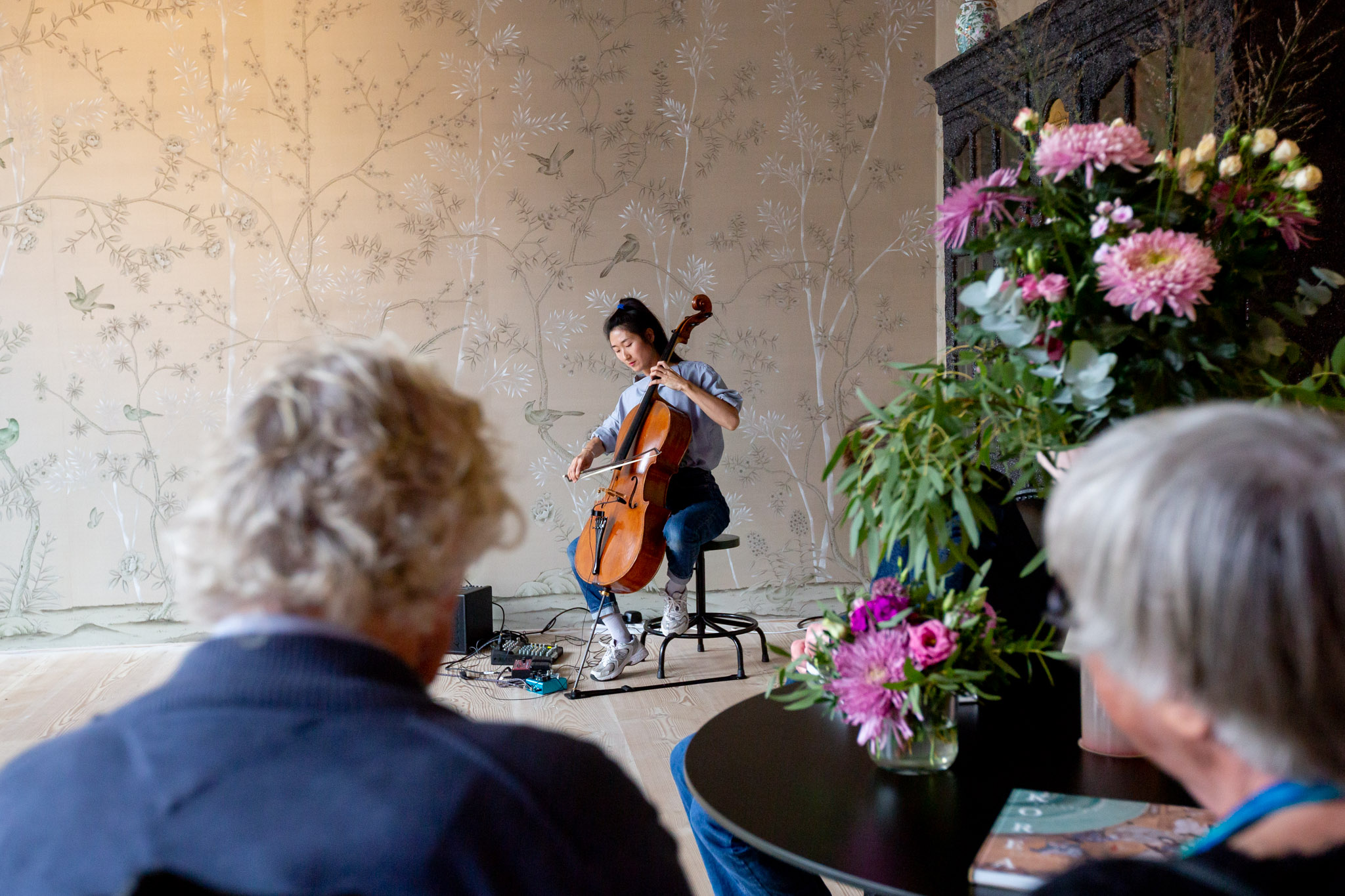 Celliste Amber Docters van Leeuwen in Keramiekmuseum Princessehof, Leeuwarden