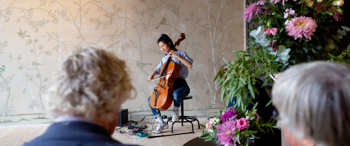 Celliste Amber Docters van Leeuwen in Keramiekmuseum Princessehof, Leeuwarden Celliste Amber Docters van Leeuwen in Keramiekmuseum Princessehof, Leeuwarden