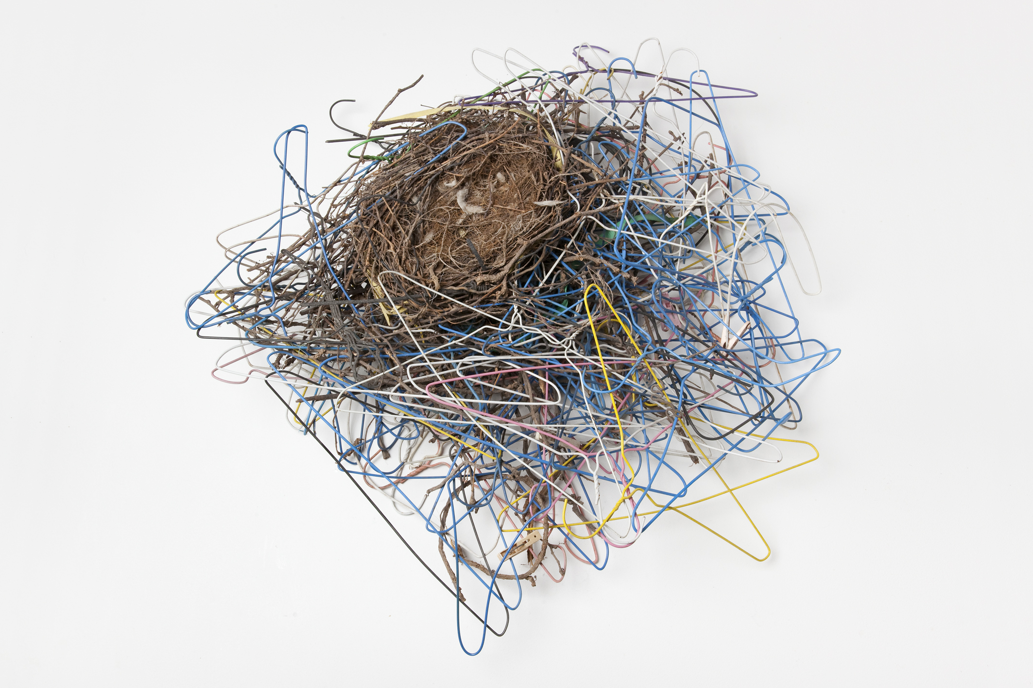 Kunstenaar: kraai, materiaal: kledinghangers. Onderdeel van Reading by Osmosis, gecureerd door Semâ Bekirović.