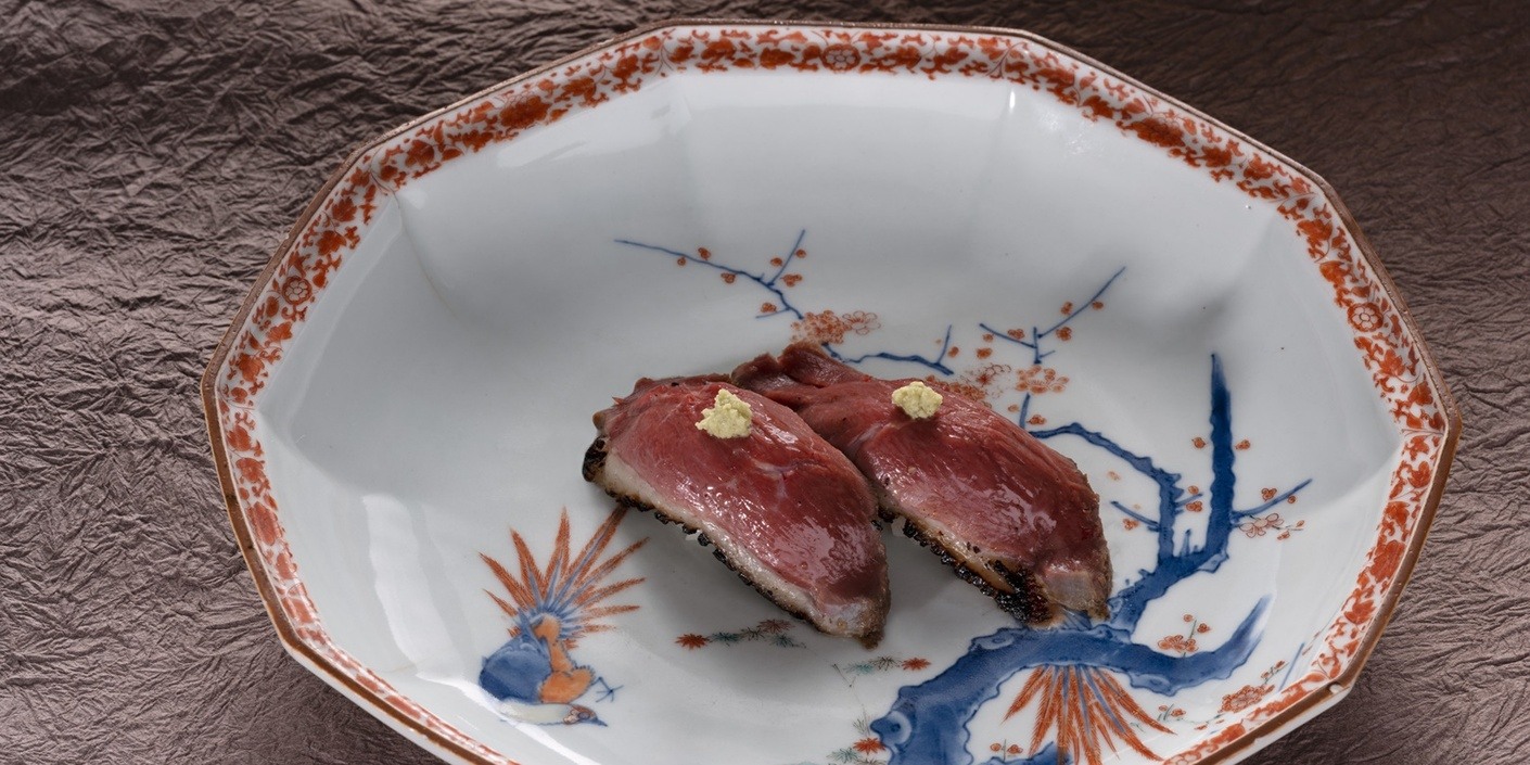 NIGIRI SUSHI MET GEROOSTERDE EENDENBORST GESERVEERD OP KAKIEMON PORSELEIN