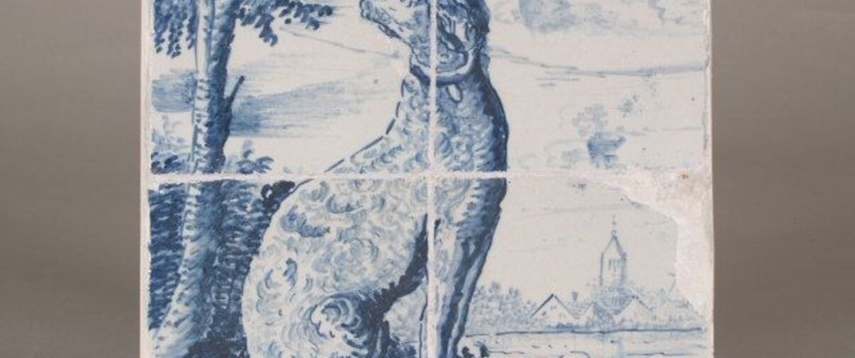 Tegeltableau met decor van hond in een landschap, 1785 – 1800, Gleibakkerij van de familie Kingma, Makkum, schilder Adam Sijbel, aardewerk, Keramiekmuseum Princessehof (bruikleen Ottema-Kingma Stichting). Klik op de afbeelding om te vergroten.​