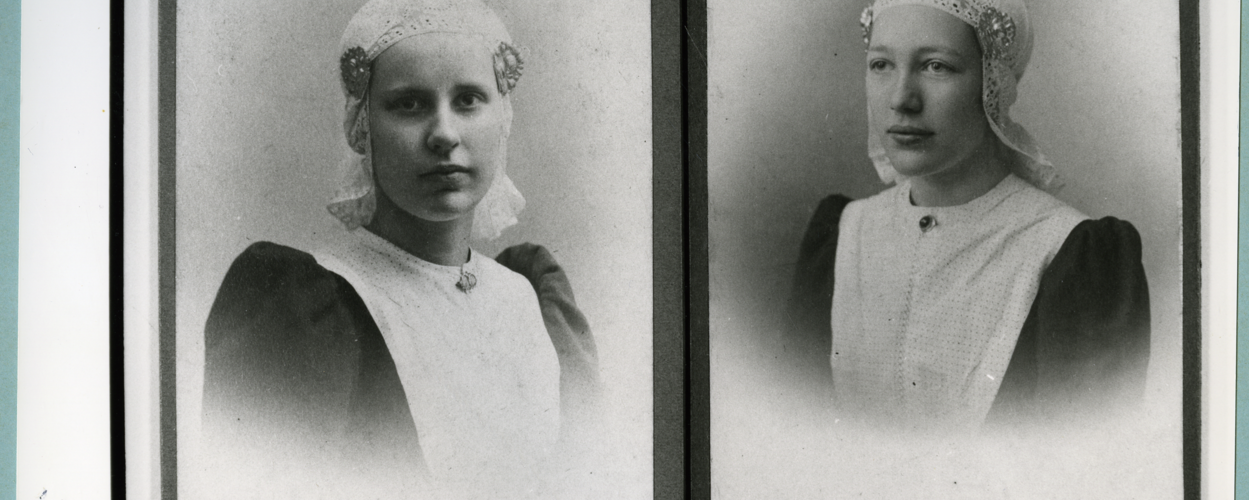 Kopieën van portretfoto’s van onbekende weesmeisjes in uniform van het Old Burger Weeshuis, begin twintigste eeuw, collectie Fries Museum.