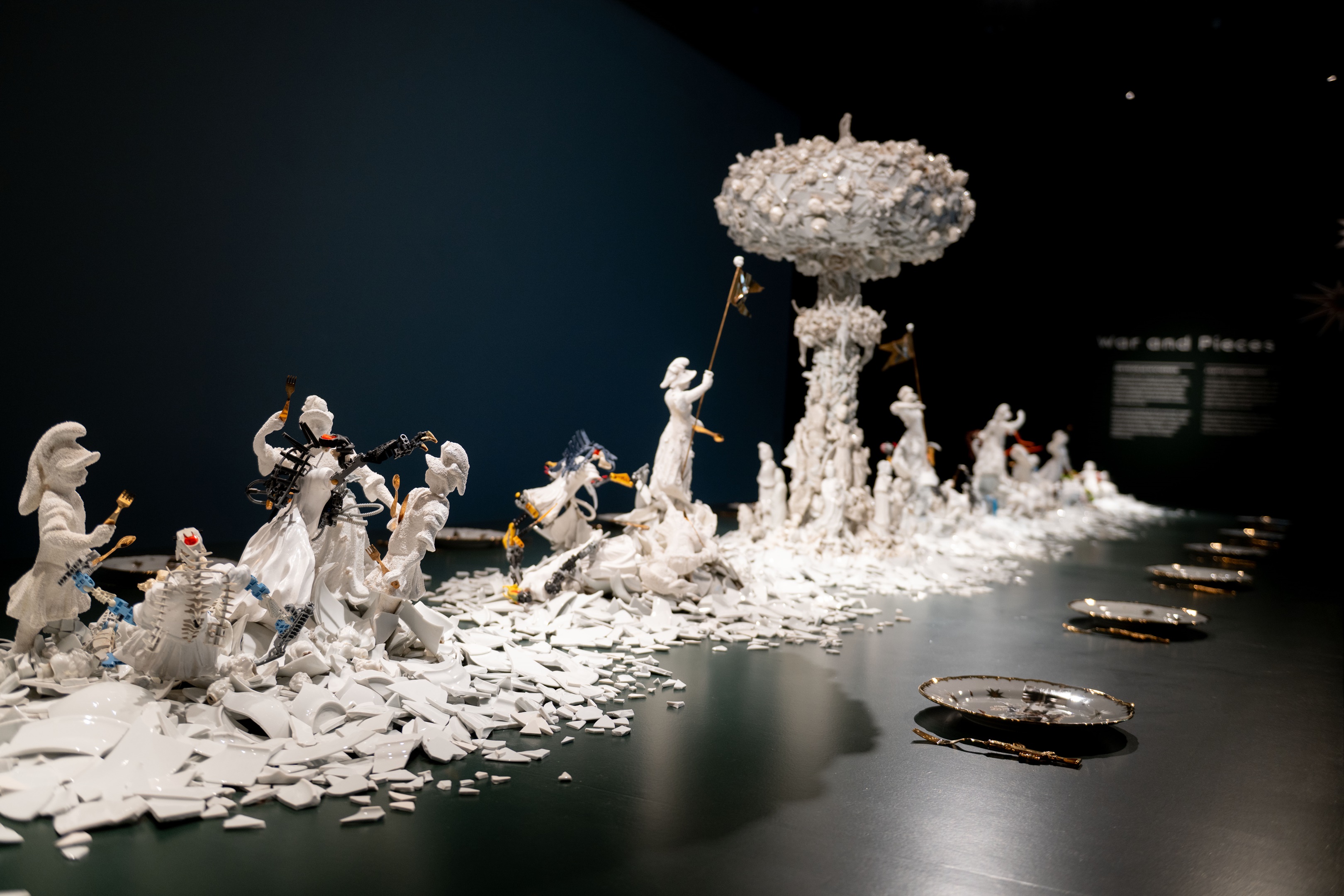 War & Pieces, 2012, tentoongesteld in het Nationale Keramiekmuseum Princessehof (Leeuwarden, NL), Courtesy of Bouke de Vries, Galerie Ron Mandos, Amsterdam. Foto door Jacob van Essen/ Fotobureau Hoge Noorden