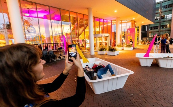 Een uitverkochte museumnacht trok veel jongeren. Een uitverkochte museumnacht trok veel jongeren.