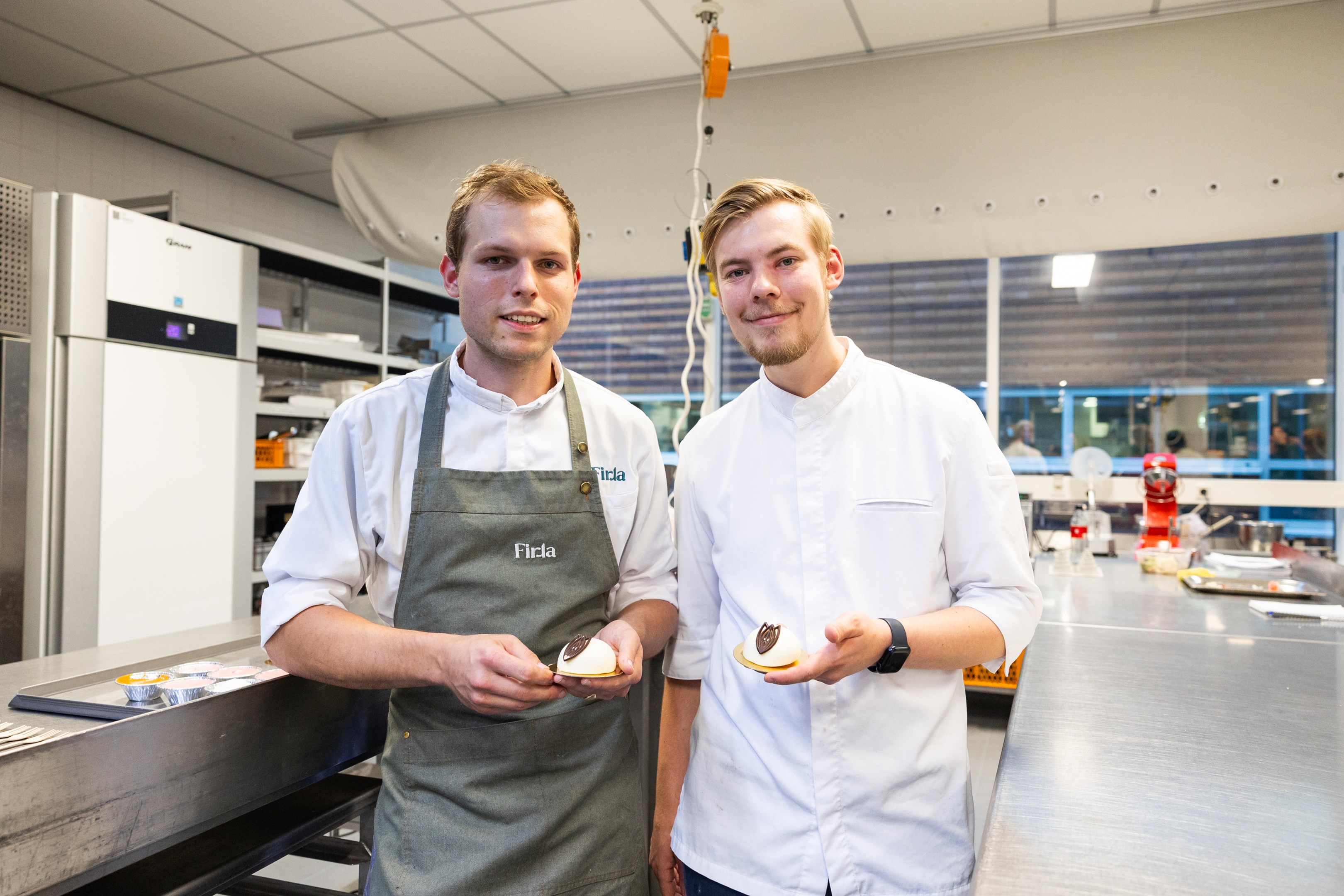 Studenten met hun taartje Hafida, foto: Aron Weidenaar
