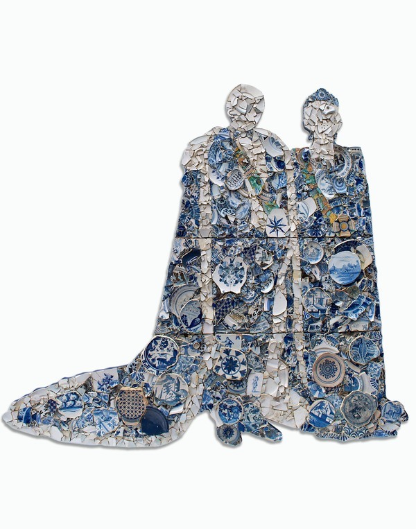 Majesteit, Bouke de Vries, 2024. Levensgroot dubbelportret van koning Willem-Alexander en koningin Máxima, fragmenten van 17de- en 18de-eeuws Delfts blauw, 183 x 204 cm. Courtesy of Bouke de Vries, courtesy Galerie Ron Mandos, Amsterdam. Majesteit, Bouke de Vries, 2024. Levensgroot dubbelportret van koning Willem-Alexander en koningin Máxima, fragmenten van 17de- en 18de-eeuws Delfts blauw, 183 x 204 cm. Courtesy of Bouke de Vries, courtesy Galerie Ron Mandos, Amsterdam.