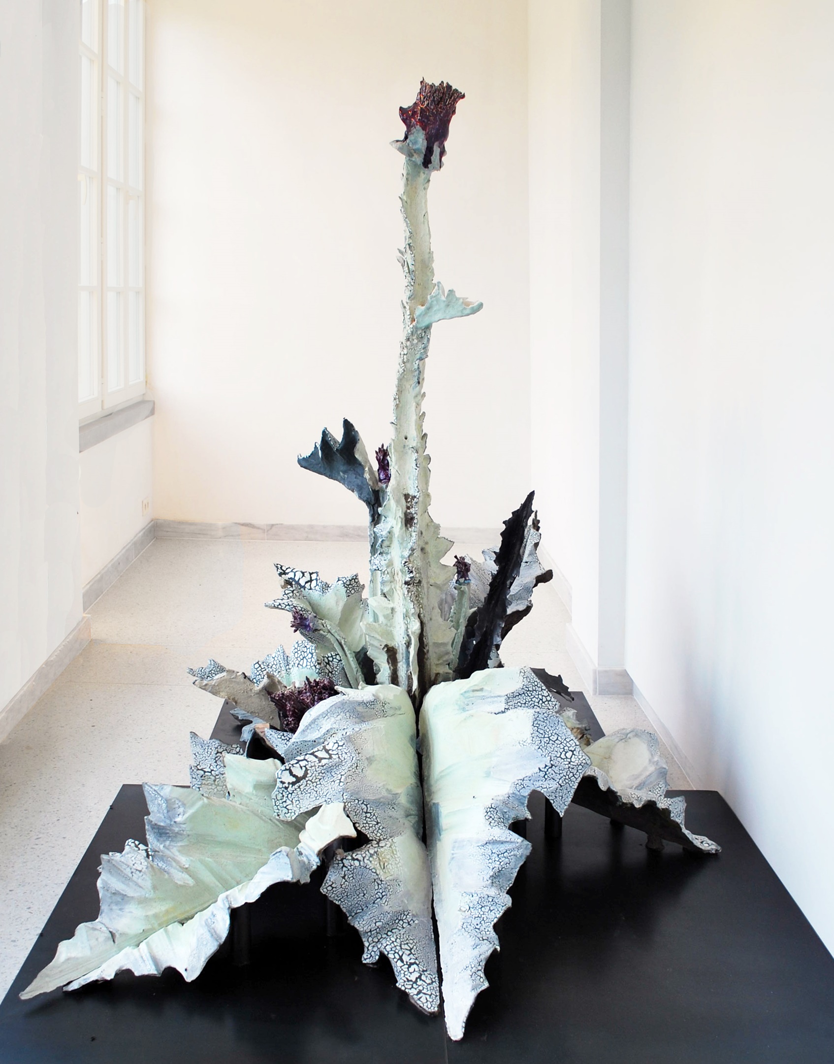 Caroline Coolen, Carlina Vulgaris, 2017, 195x160x200cm, steengoed, porselein en metaal