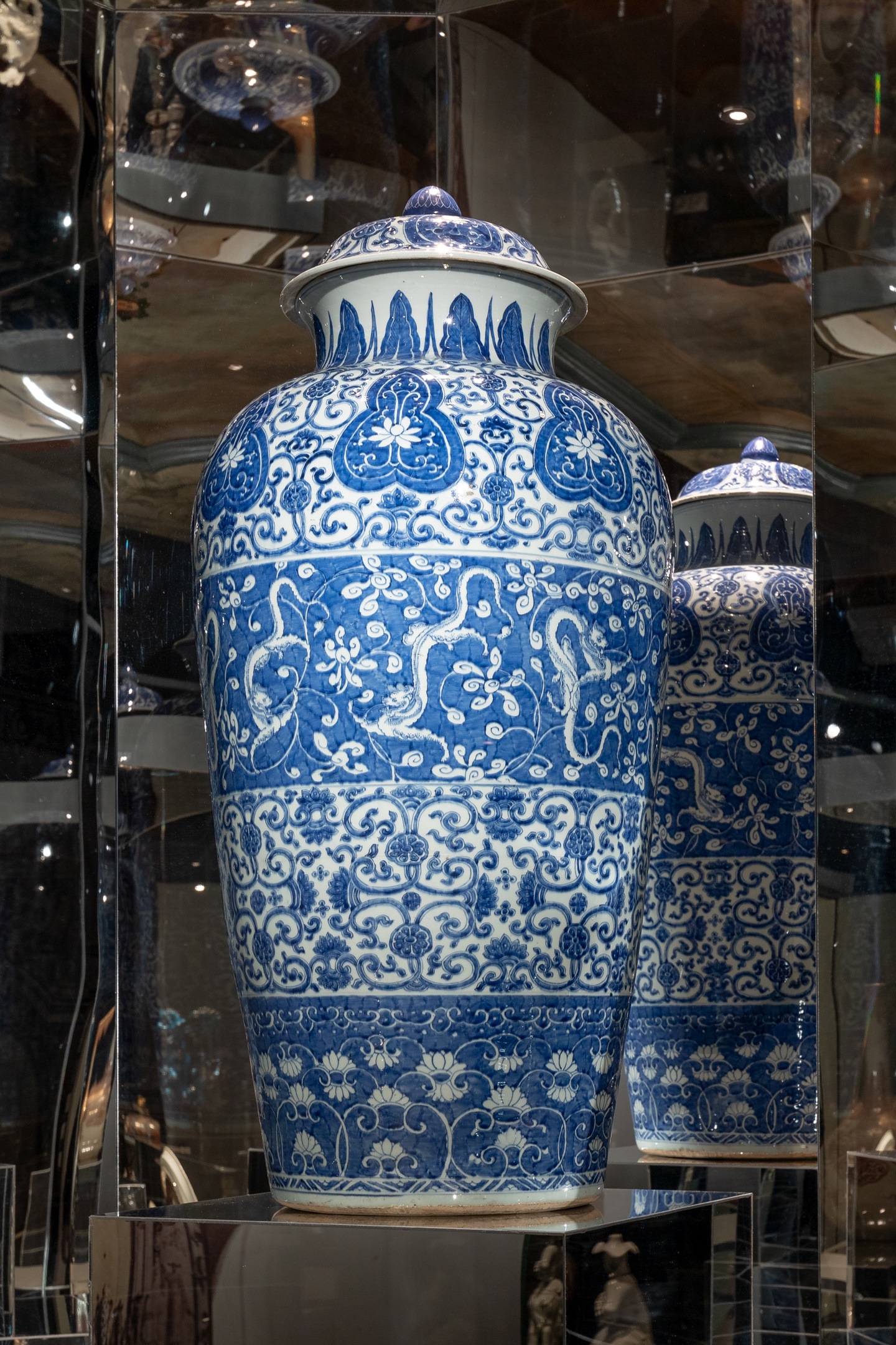 Dragondervaas met decor van draken en bloemranken