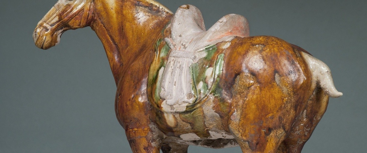Grafplastiek in de vorm van een paard China, Tang-dynastie (circa 618-907) aardewerk h. 32,3 cm bruikleen Ottema-Kingma Stichting