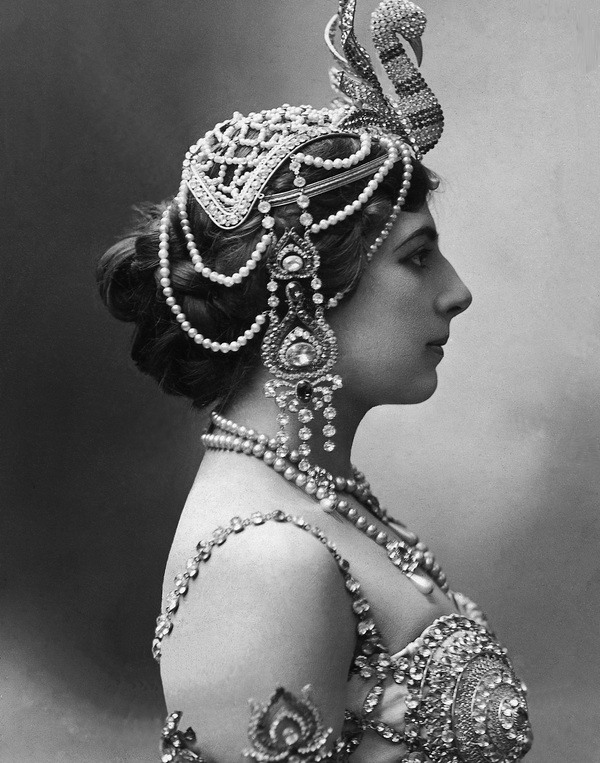 Mata Hari, 1 januari 1907, Wenen, Apollo Theater. Collectie Fries Museum, Leeuwarden