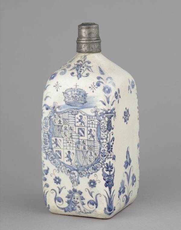 Bottle painted with the coat of arms of Philip II of Spain, Medici workshop, Florence, 1581, © RMN-Grand Palais (Sèvres - Manufacture et musée nationaux) / Stéphane Maréchalle