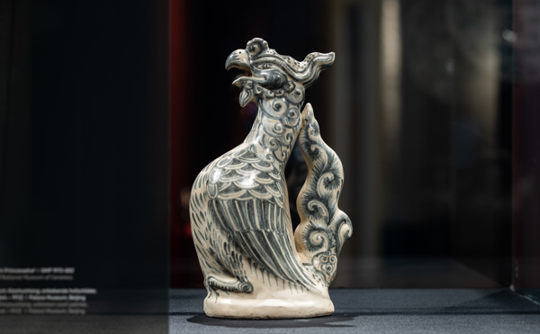 In de late vijftiende eeuw en de vroege zestiende eeuw maakte Vietnamese keramiek een bloeiperiode door, omdat de Chinese regering de export van Chinese keramiek had verboden. Veel Chinese pottenbakkers trokken toen naar Vietnam, op zoek naar werk. Daar deelden ze hun vaardigheden met hun collega’s. Kan in de vorm van een feniks, Vietnam, 16de eeuw, steengoed. In de late vijftiende eeuw en de vroege zestiende eeuw maakte Vietnamese keramiek een bloeiperiode door, omdat de Chinese regering de export van Chinese keramiek had verboden. Veel Chinese pottenbakkers trokken toen naar Vietnam, op zoek naar werk. Daar deelden ze hun vaardigheden met hun collega’s. Kan in de vorm van een feniks, Vietnam, 16de eeuw, steengoed.