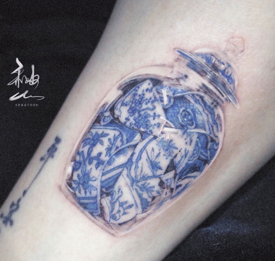 Tattoo Vase, 2025, Bouke de Vries, Bruikleen Bouke de Vries, Galerie Ron Mandos, Amsterdam Tattoo Vase, 2025, Bouke de Vries, Bruikleen Bouke de Vries, Galerie Ron Mandos, Amsterdam