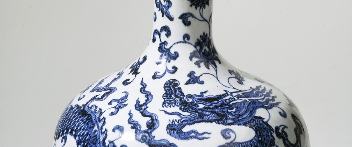 Ming vase with Chinese dragon, Yongle period (1403-1424), porcelain, h. 43 cm, Ø 33 cm, on loan from the Ottema-Kingma Foundation.