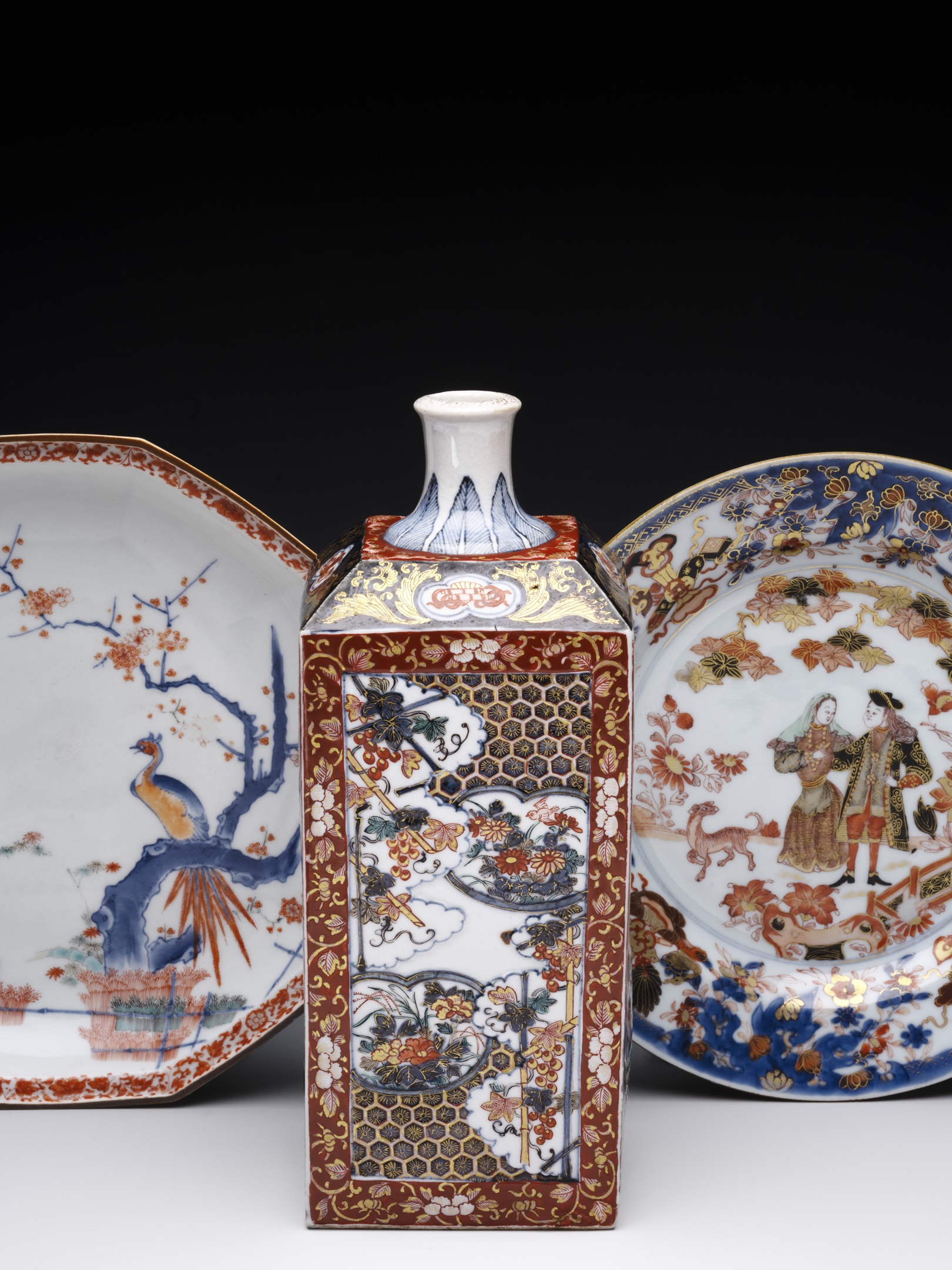 Bord met decor van Europese dame en heer, symbolen en bloemen, imari