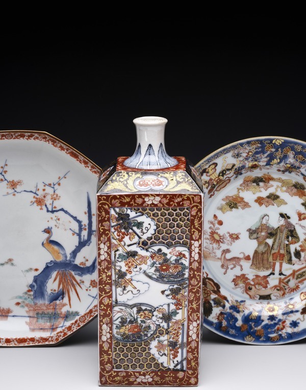 Bord met decor van Europese dame en heer, symbolen en bloemen, imari Bord met decor van Europese dame en heer, symbolen en bloemen, imari