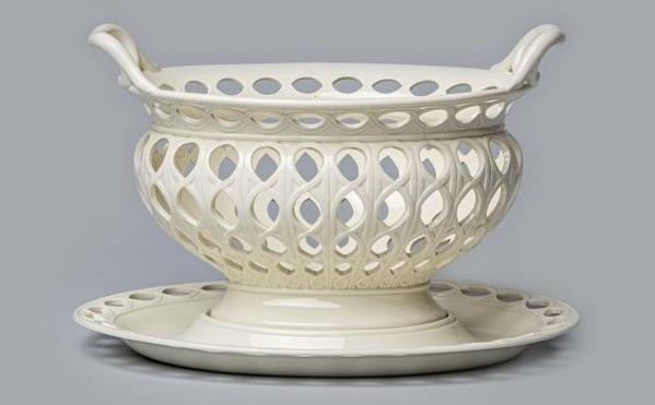 Wedgewood vaas, Mand met onderschotel, crèmekleurig Wedgewood vaas, Mand met onderschotel, crèmekleurig