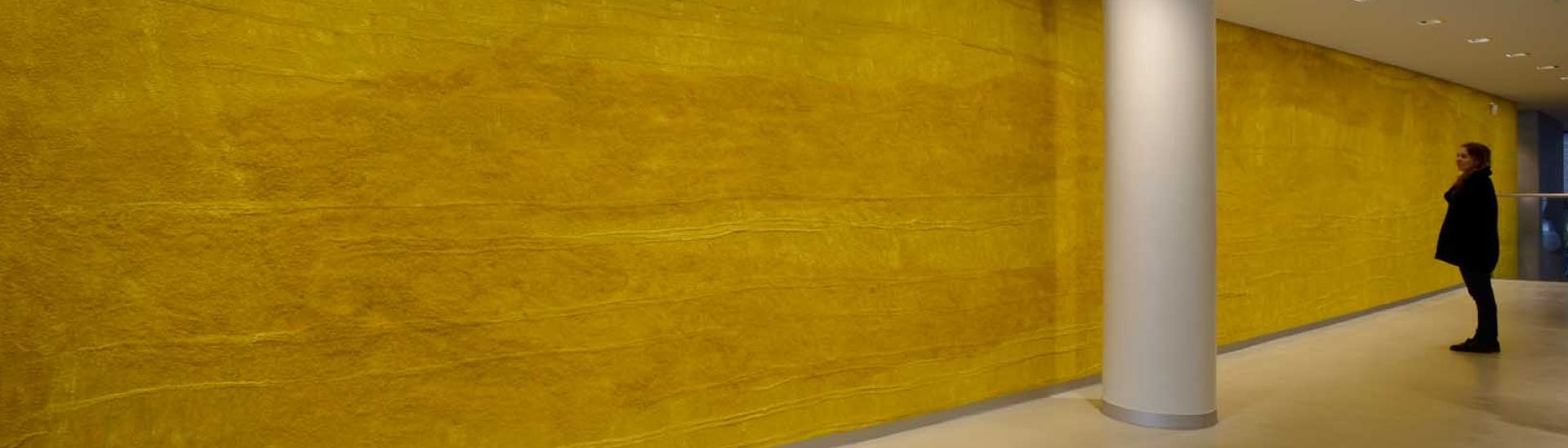 Wandkleed in de hal van het Fries Museum