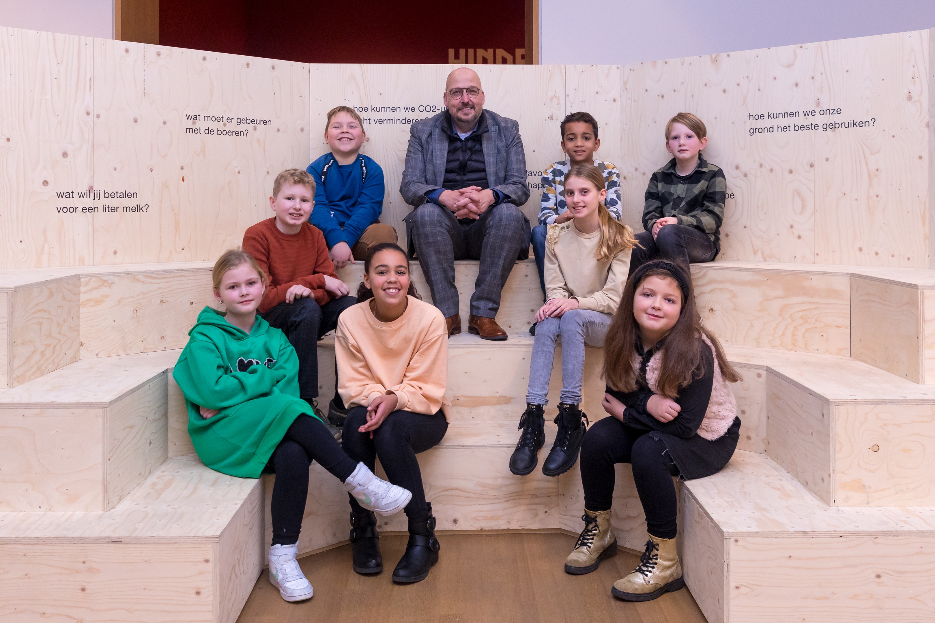 De kinderdirectie, van links naar rechts: Indy, Jaimy, Kai, Luna, Kris Callens (directeur-bestuurder), Joël, Fiënne, Eowyn, Silv