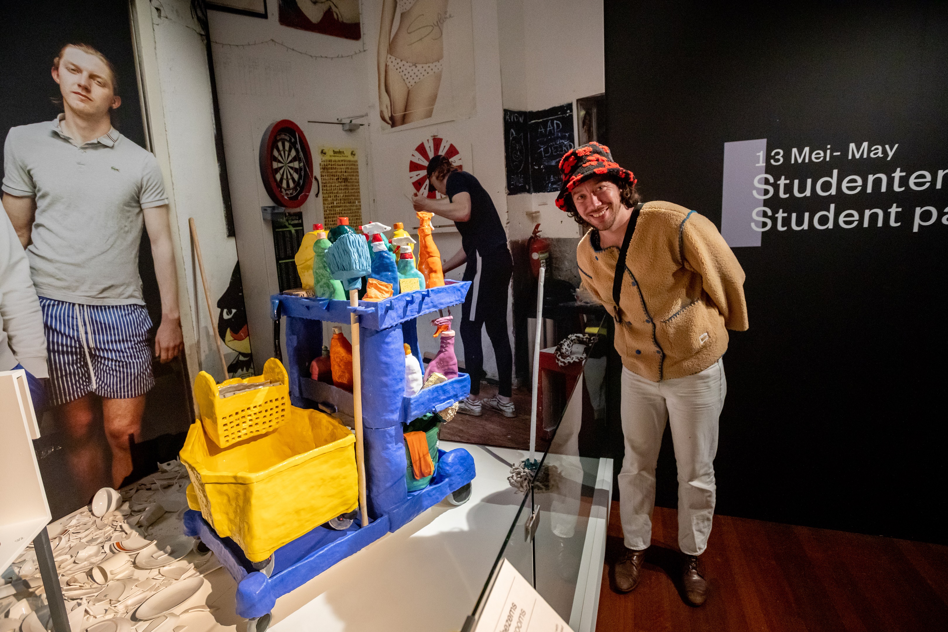 Koos Buster met zijn werk in Feest!