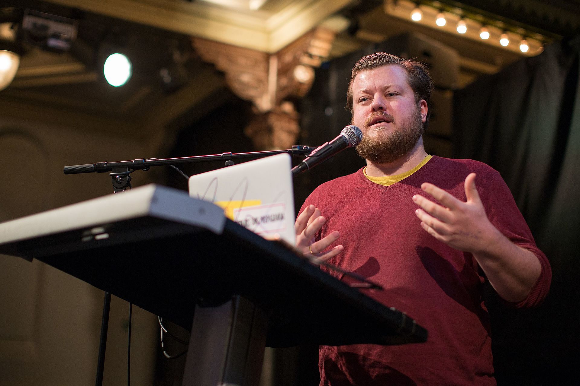 constant dullaart tijdens de crypto design awards (2016), foto door sebastiaan ter burg