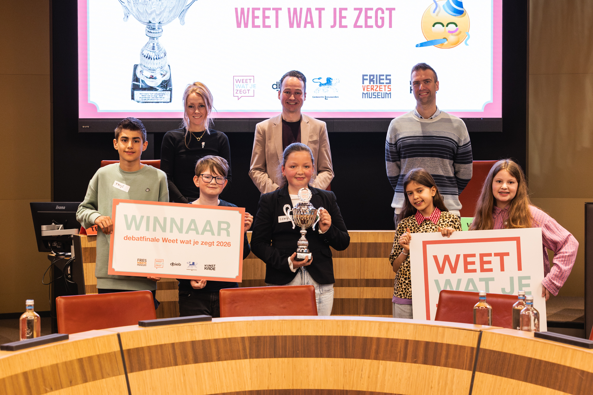 Personen op foto: Achteraan juryleden Marre, Marcel en Frank, vooraan vlnr de drie aanvoerders Thijs, Silvijn en Eowyn van IKC Albertine Agnes en daarnaast  de kinderburgemeesters Yara en Nora (loco).