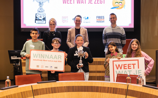 Personen op foto: Achteraan juryleden Marre, Marcel en Frank, vooraan vlnr de drie aanvoerders Thijs, Silvijn en Eowyn van IKC Albertine Agnes en daarnaast de kinderburgemeesters Yara en Nora (loco). Personen op foto: Achteraan juryleden Marre, Marcel en Frank, vooraan vlnr de drie aanvoerders Thijs, Silvijn en Eowyn van IKC Albertine Agnes en daarnaast de kinderburgemeesters Yara en Nora (loco).