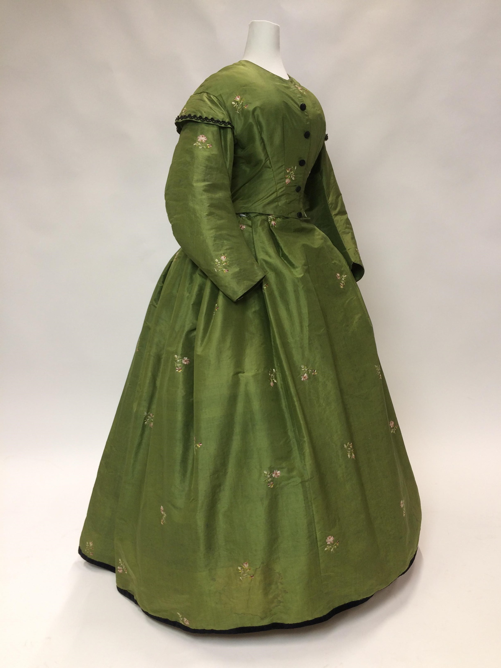 Japon, 1865-1875 (vermaakt uit oudere japon, 1830-1840), zijde, Fries Museum Leeuwarden, inv.nr. T1937-196. Foto: Hanna Hakvoort